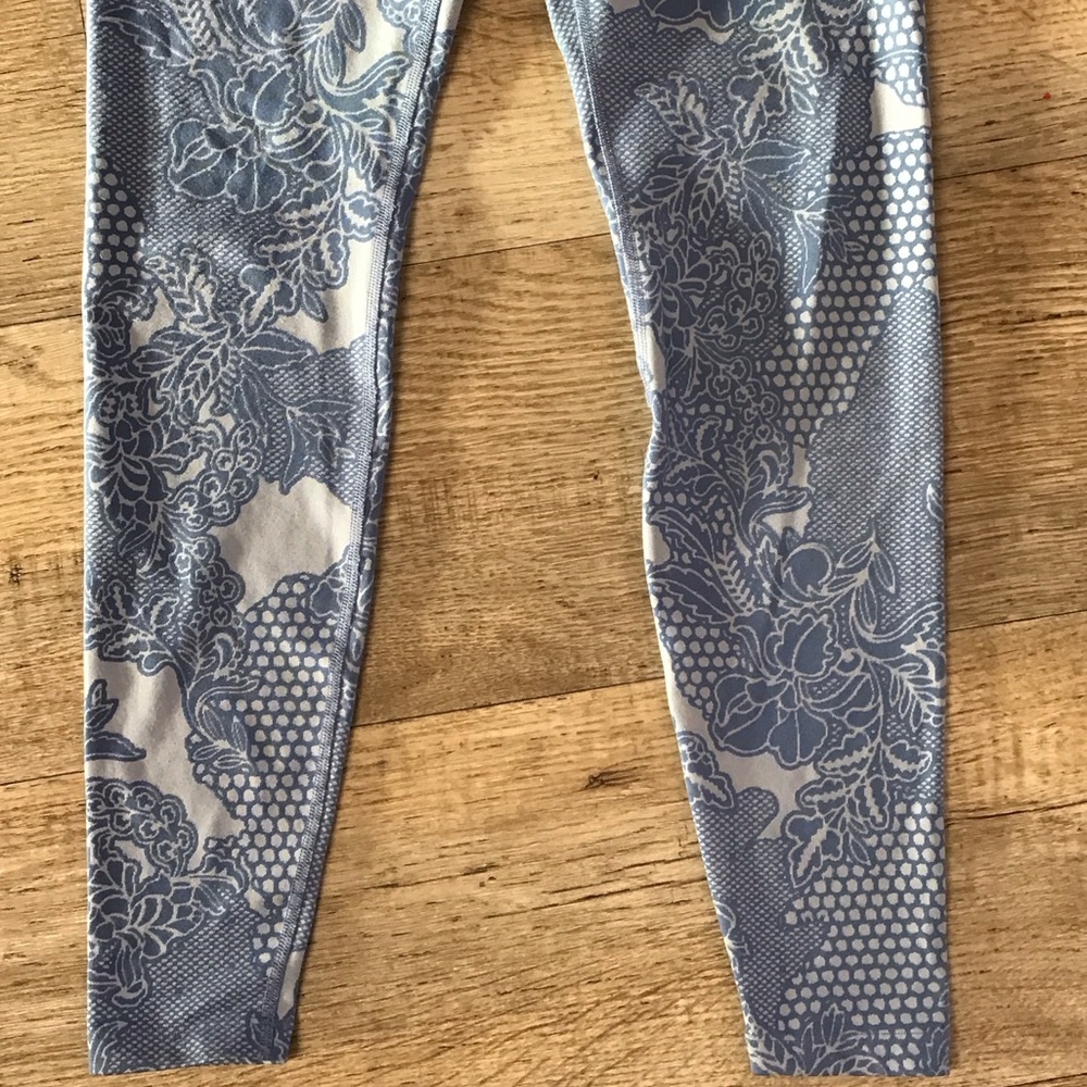 Close clean out Nike Floral Blue Leggings - Picture 4 of 9